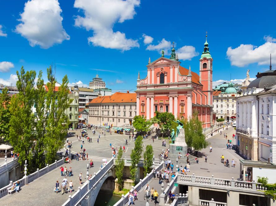 Prešernov trg v Ljubljani s pogledom na urbano mestno dogajanje.
