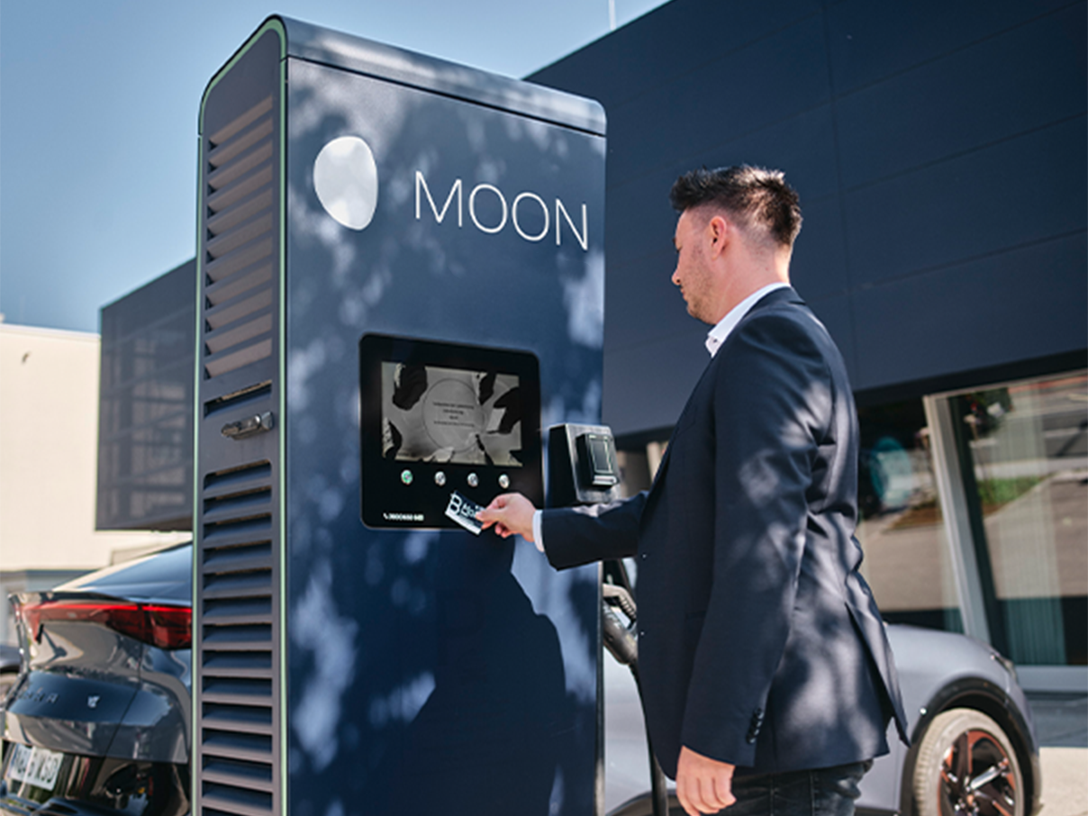 Kartica se približa zaslonu hitre polnilne postaje za izvedbo plačila.