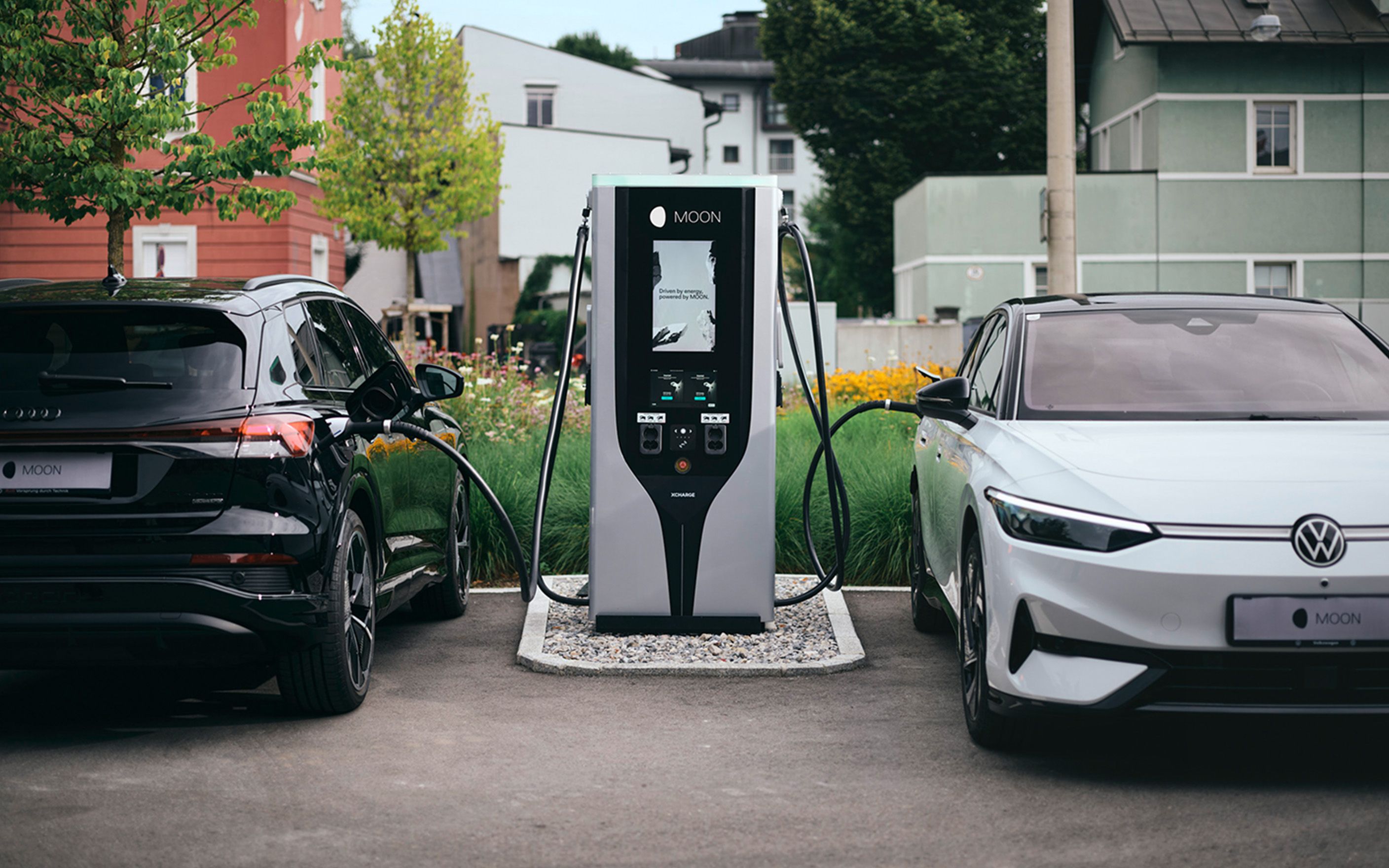 MOON POWER Charger C7 hitra polnilna postaja priključena med dvema električnima voziloma.