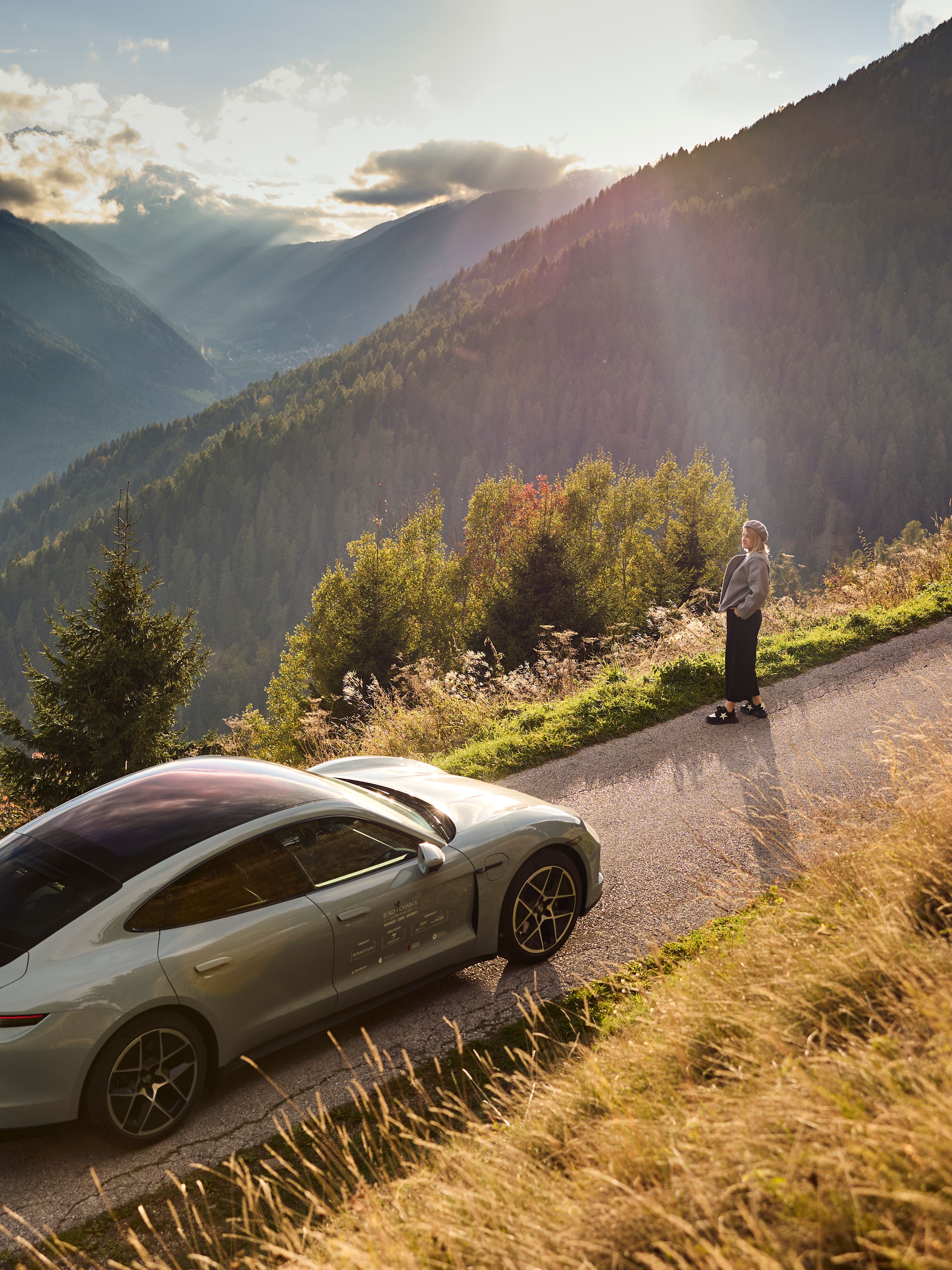 Avto, ki vozi po gorski cesti