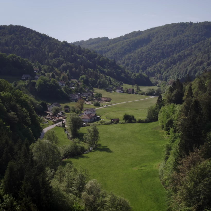 Pokrajina z naseljem hiš v ozadju.