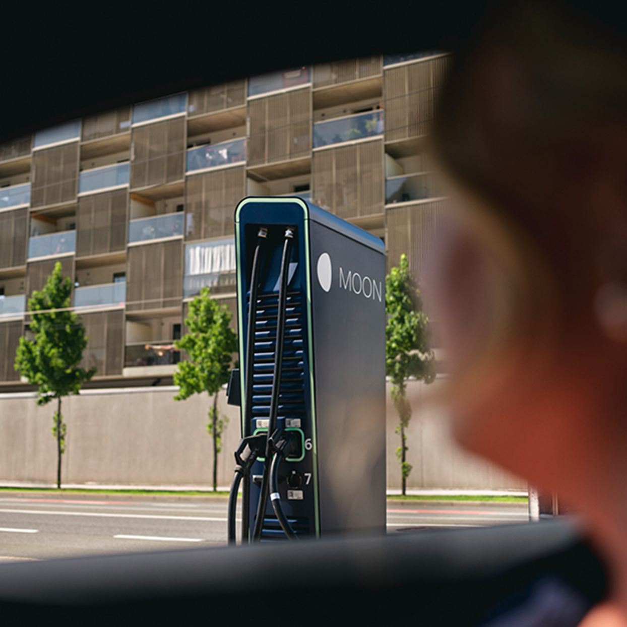 Hitra polnilna postaja ob cesti.