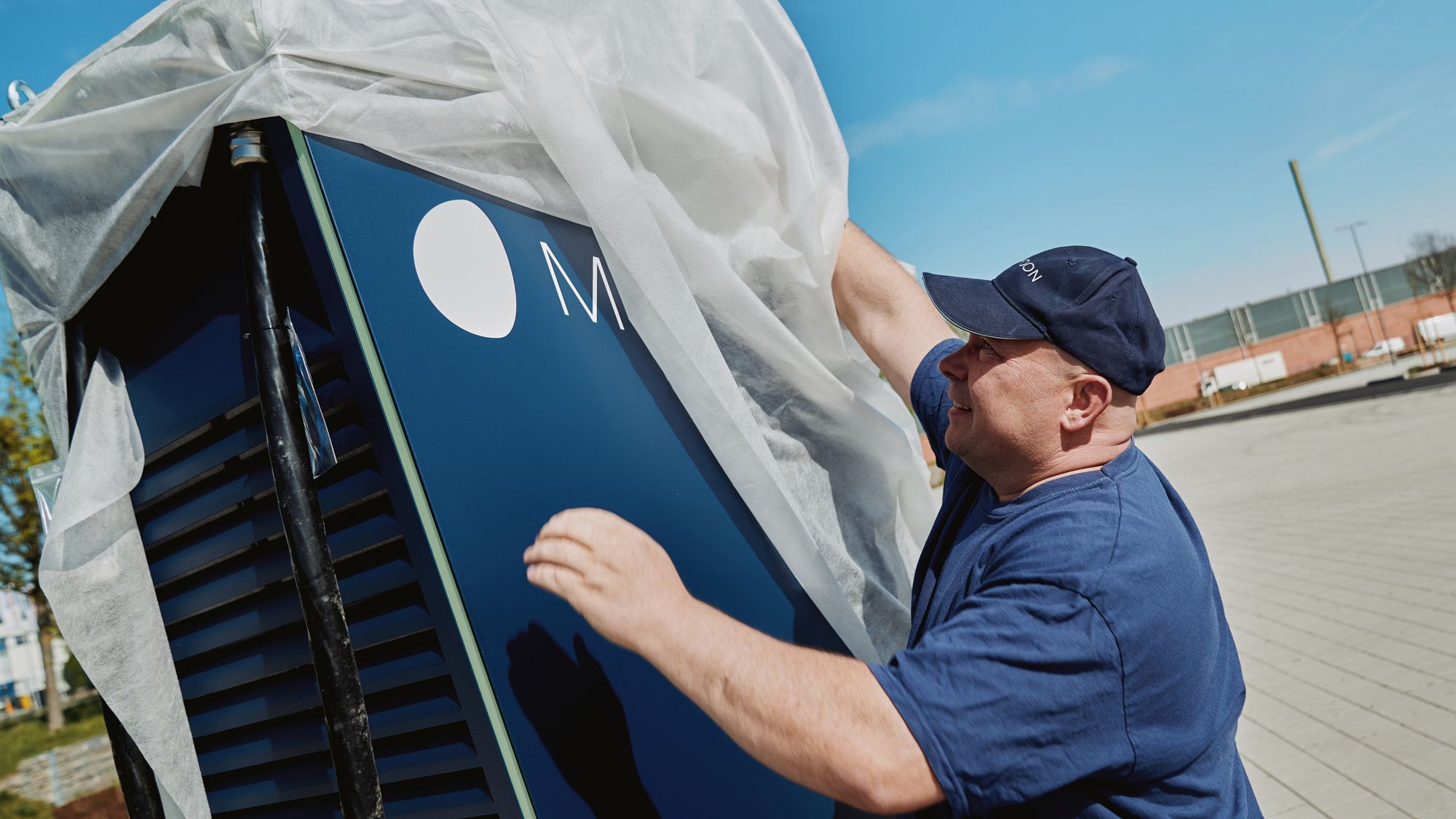 Moški razpakira hitro polnilno postajo.