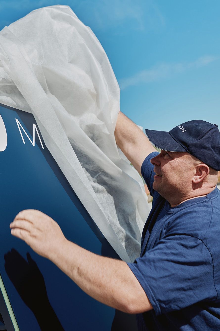 Moški razpakira hitro polnilno postajo.