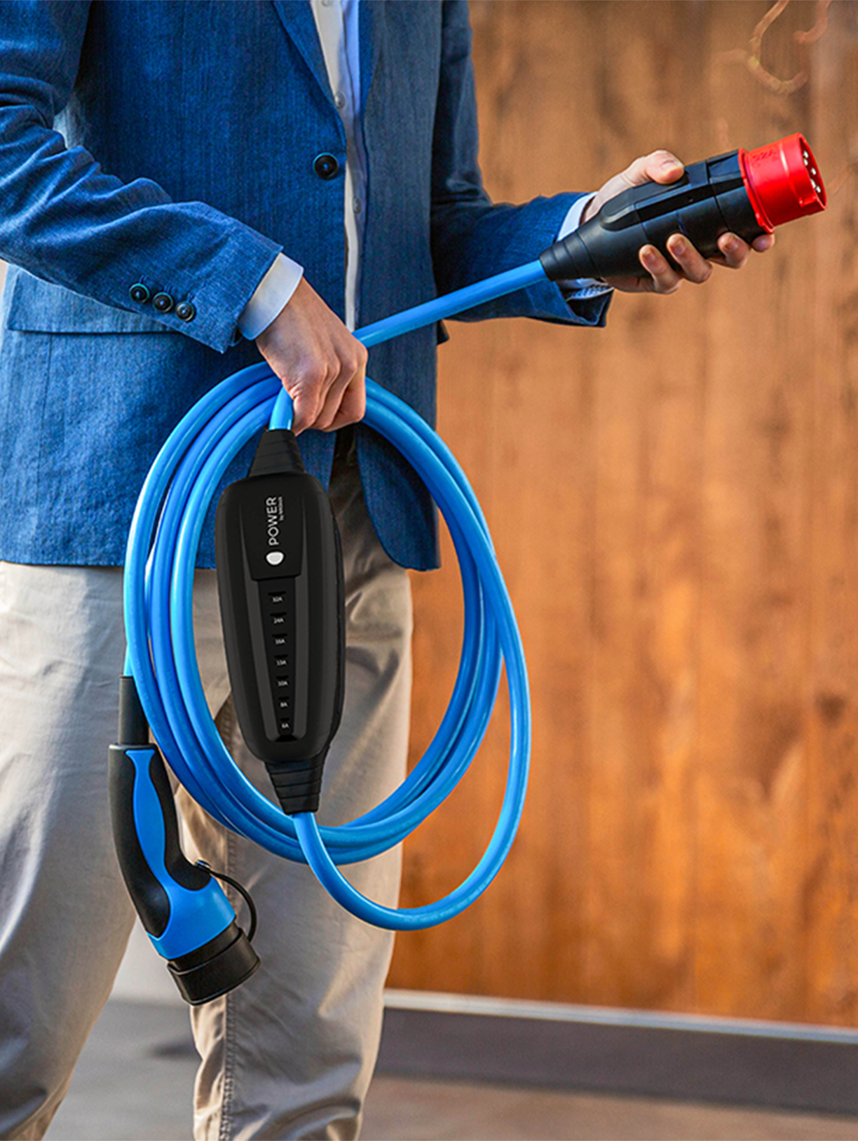 Oseba, ki drži MOON polnilni kabel