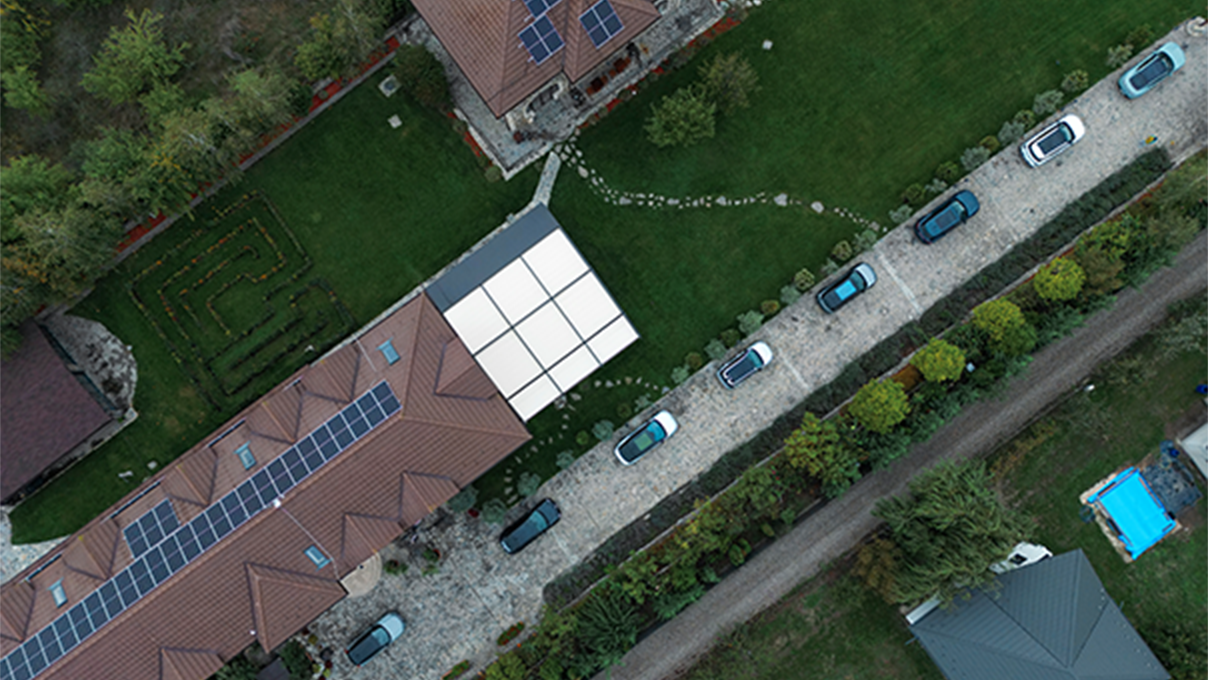 Hiša s sončno elektrarno na strehi od zgoraj