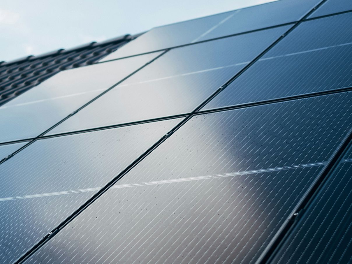 Sončna elektrarna nameščena na strehi stavbe.