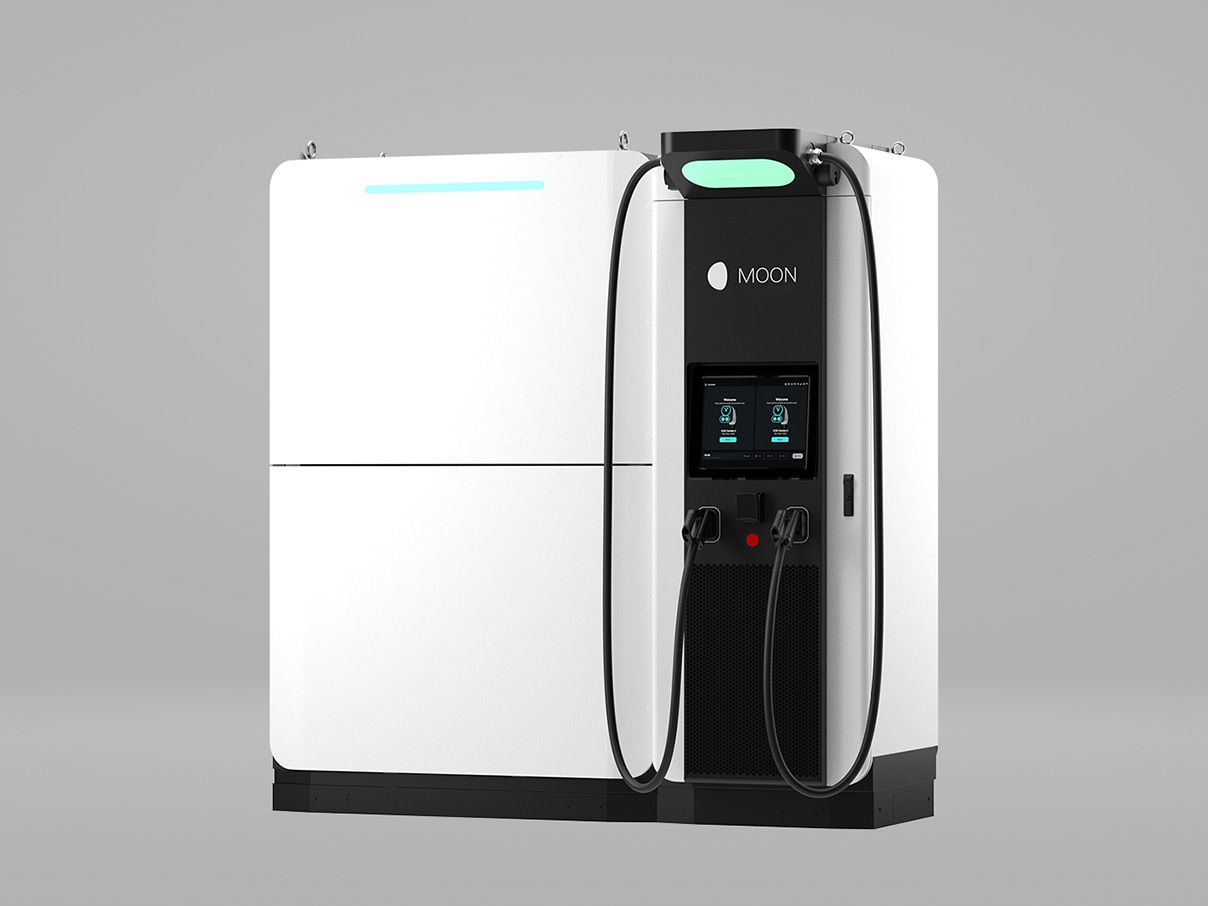 MOON POWER Charger C8 hitra polnilna postaja prikazana v studijski predstavitvi.