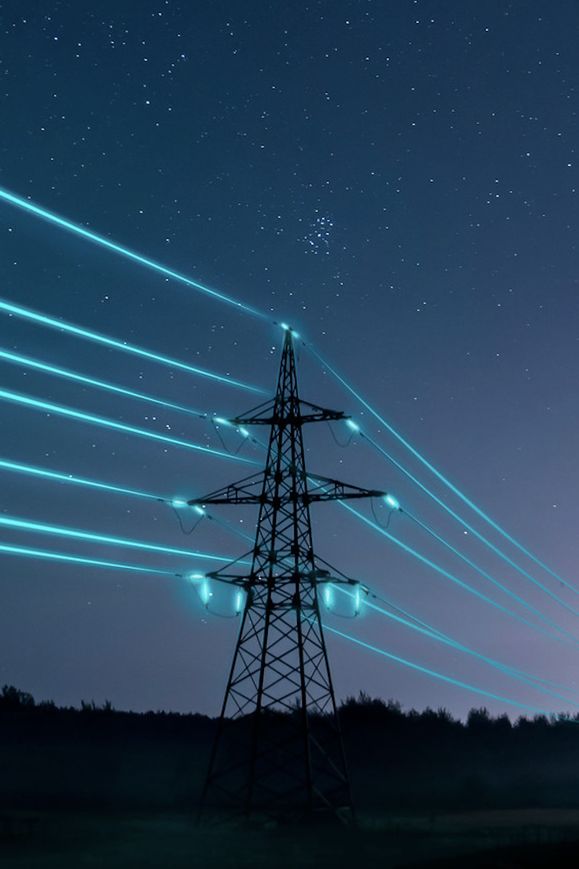 Daljnovod z osvetljenimi kabli, ki ponazarjajo pretok električne energije.