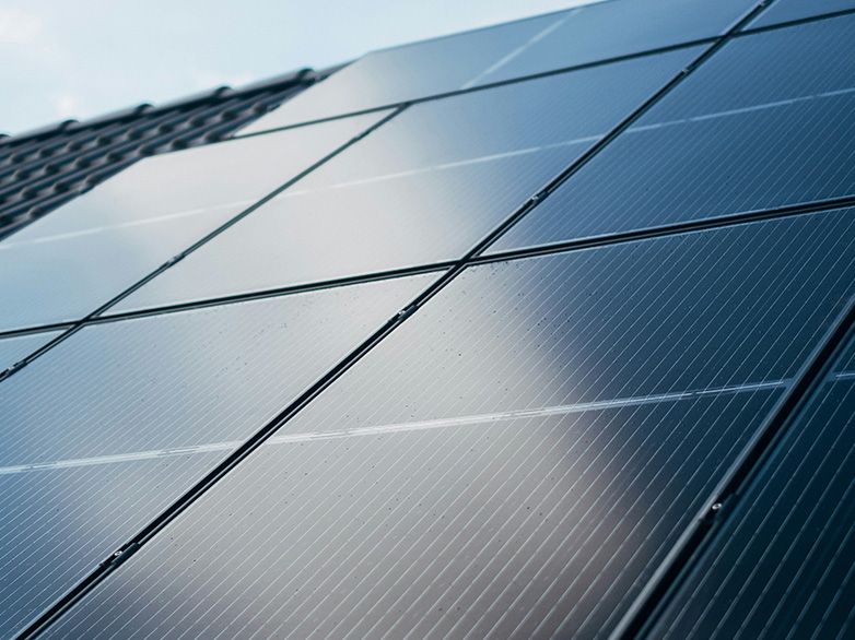 Sončna elektrarna nameščena na strehi objekta.