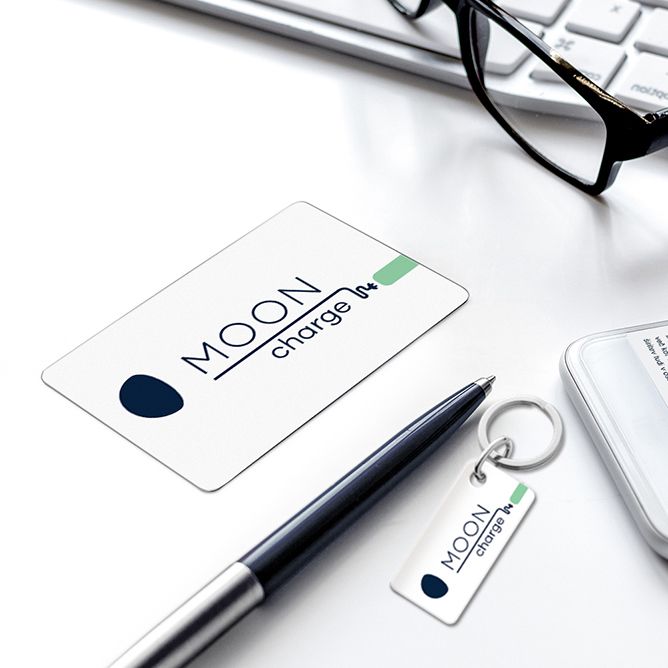 MOON kartica za polnjenje, uporabljena za dostop do polnilne postaje ali storitev e‑mobilnosti.