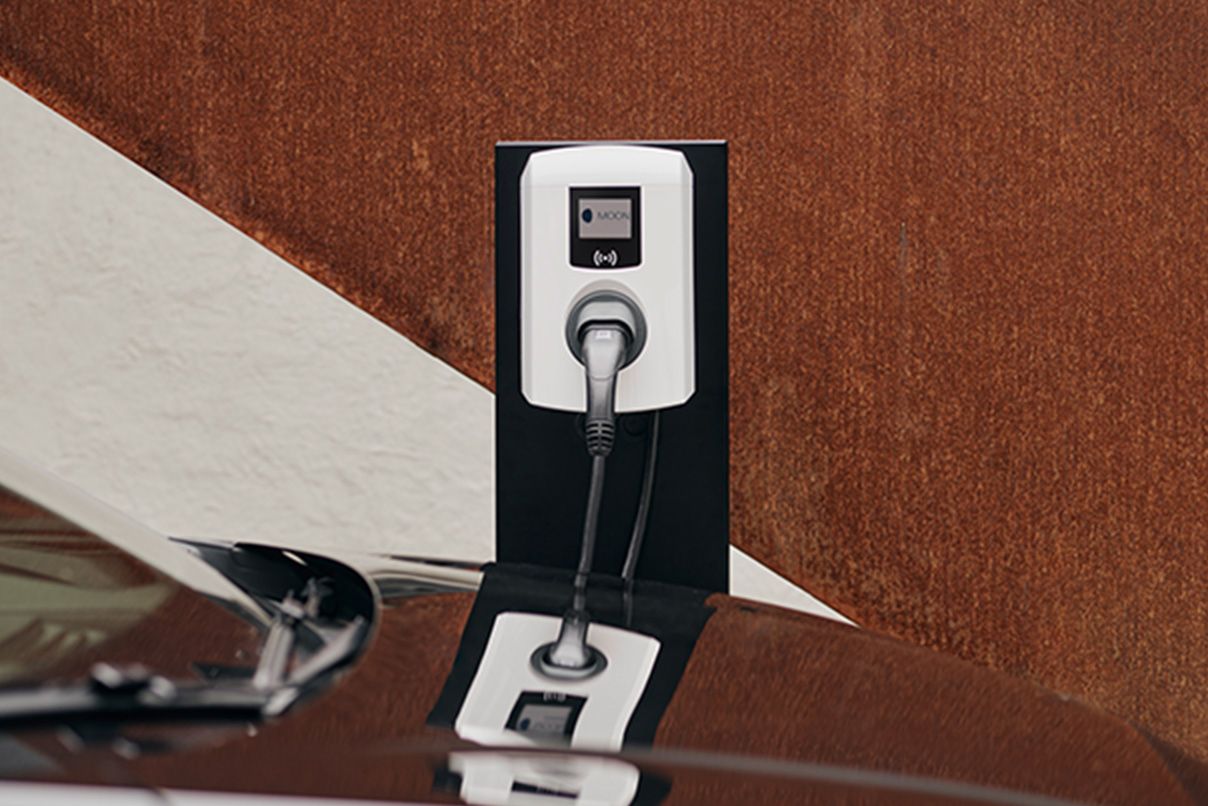 Stenska polnilna postaja za električnim avtomobilom