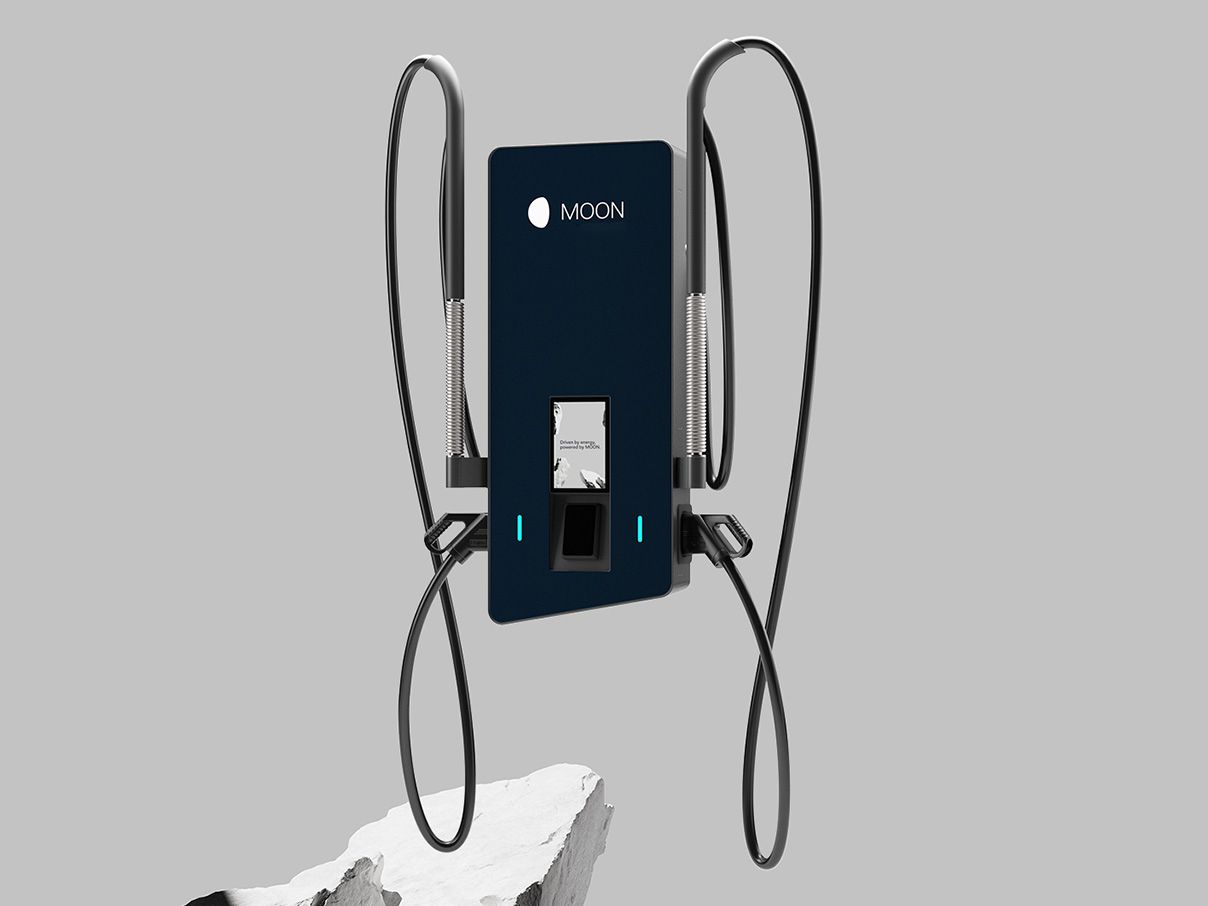 MOON POWER Charger HYC 50 DC stenska polnilnica prikazana v studijski predstavitvi.